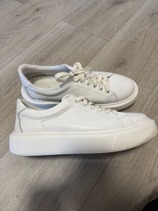 Дамски бели обувки