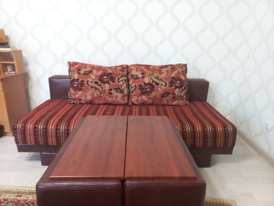 Диван с подушками и подлокотниками