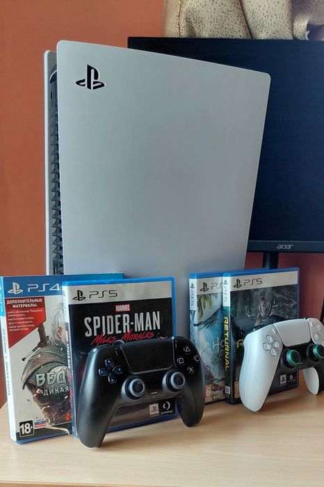 PS5 1TB Перфектна с игри + 2 джойстика