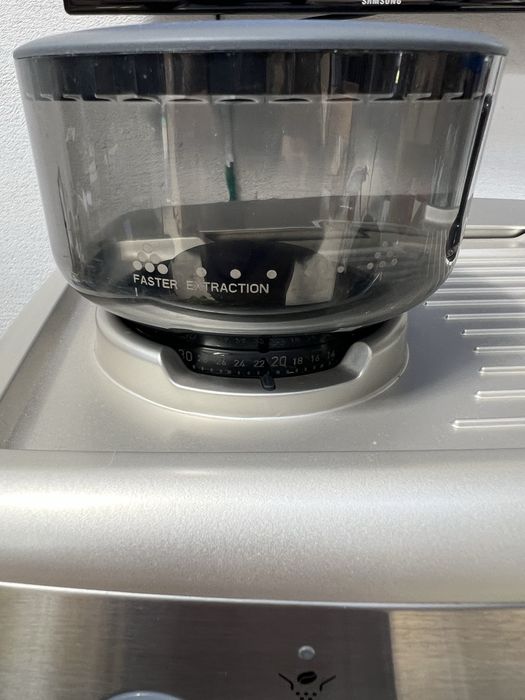 Еспресо машина Breville Barista Max с вградена кафемелачка