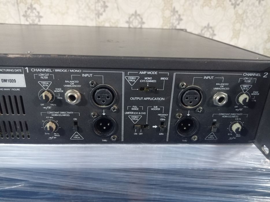 Mackie M1400i usilitel radnoy usa