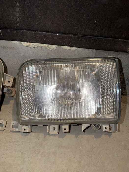 Фары на Nissan Atlas