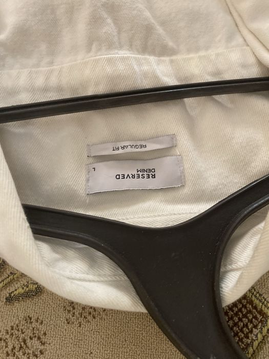 белая интересная куртка