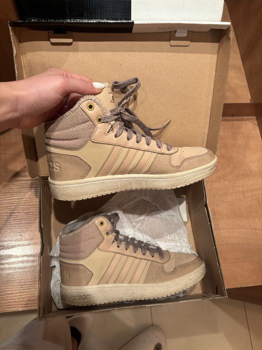 Бежови кецове Адидас. Пухкави и топли отвътре. Чудесни за зимата.