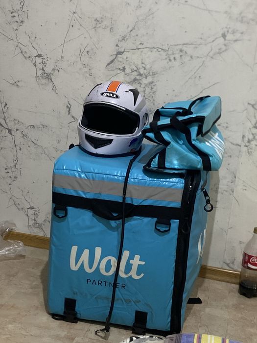 Wolt термосумка и шлем для курьера