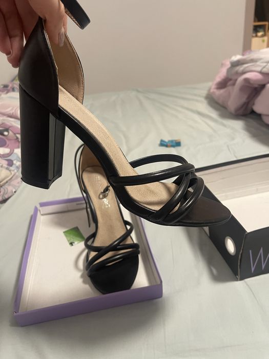 Сандали на висок ток