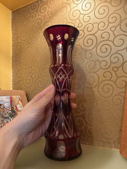 Vază din cristal rubin tăiat manual – piesă decorativă deosebită