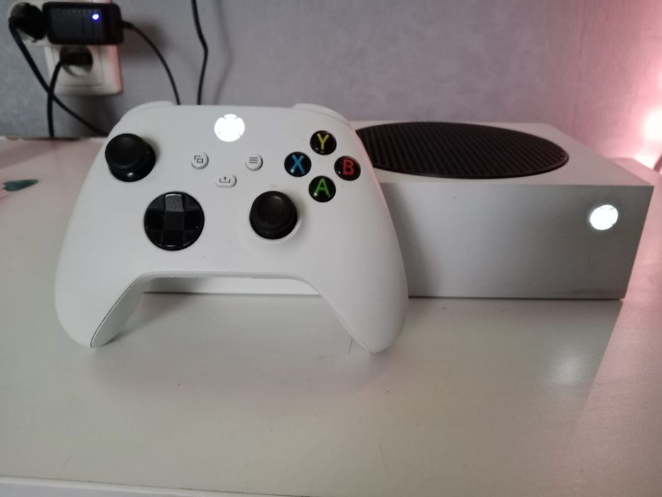 Продам Xbox series S в идеальном состоянии