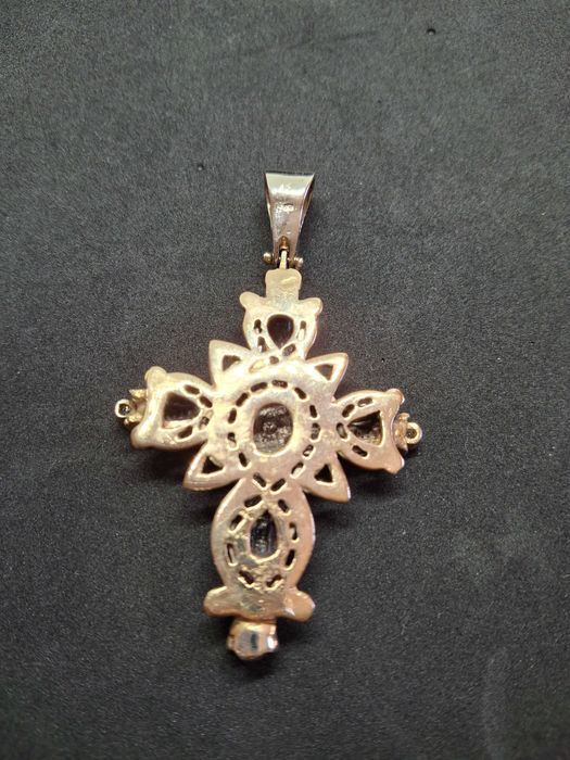 Единствен по рода си, уникален златен кръст с брилянти!