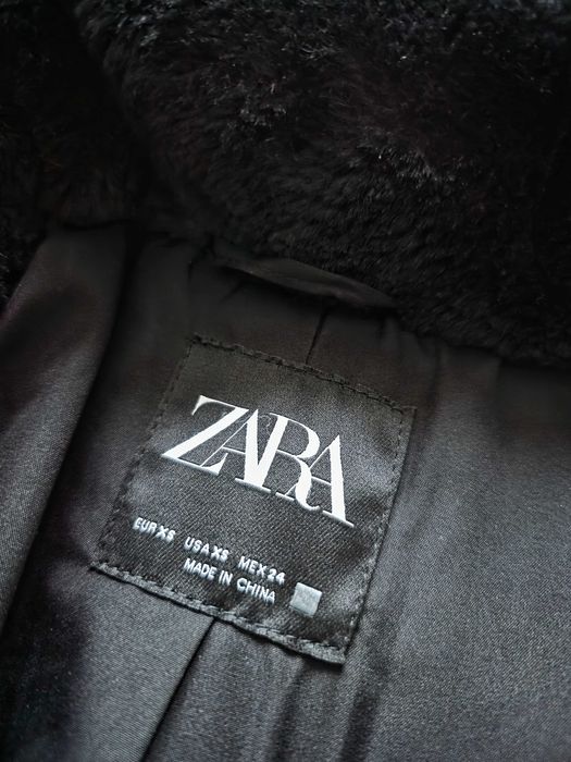 Пухено палтенце Zara, черно