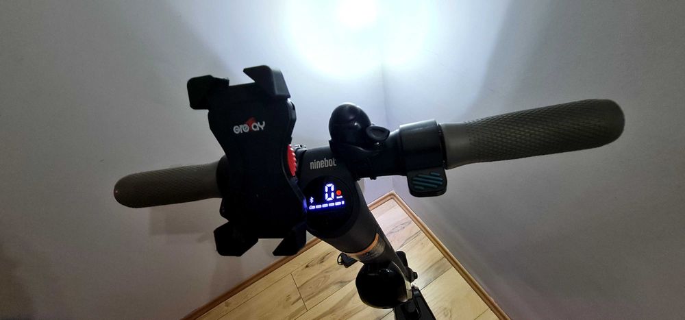 Ninebot
KickScooter ES2