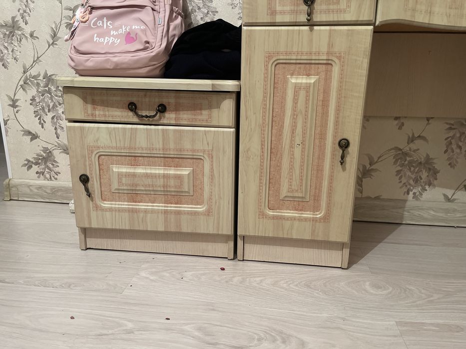 Продам столик и тумбы 2 шт