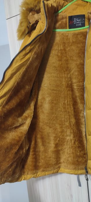 Предлагам  Дамско  есенно, зимно яке, с качулка с пух.