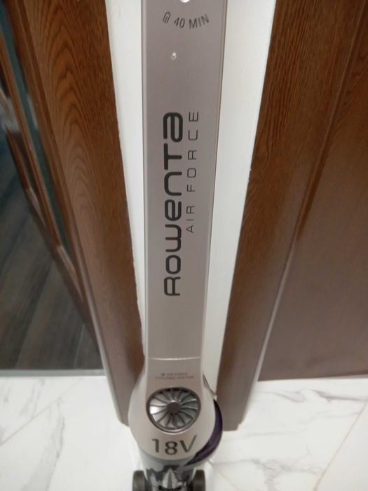 Прахосмукачка без кабел за ток.Работи със зарядно.