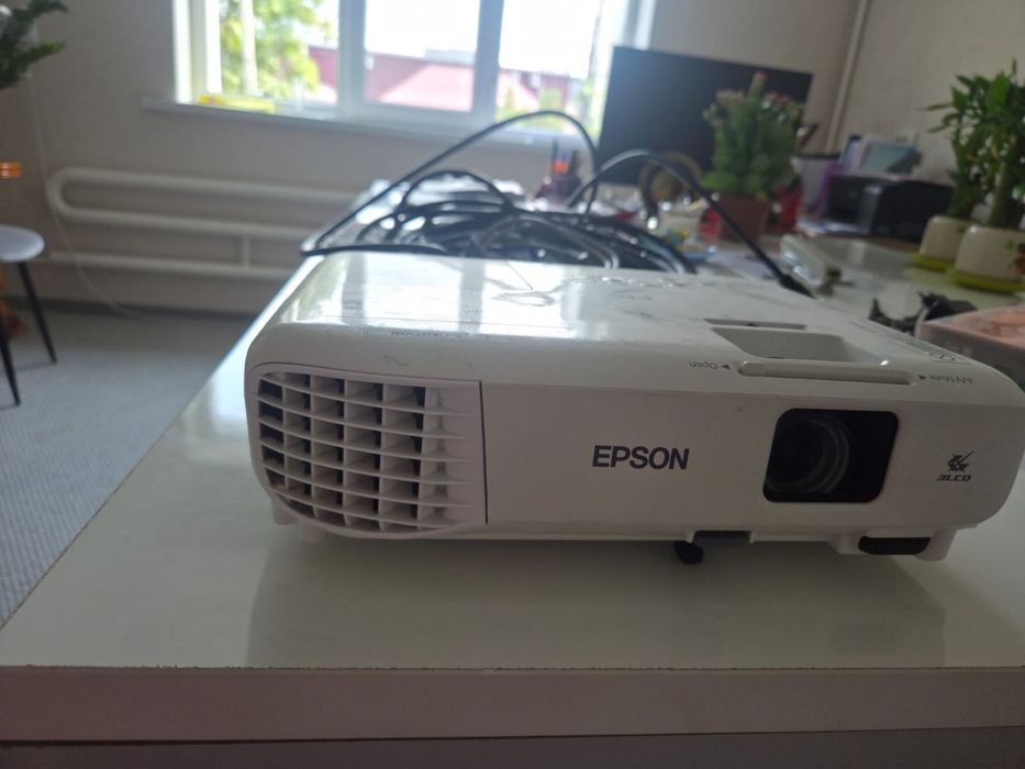 Epson EB-X05 — офисно-учебный проектор