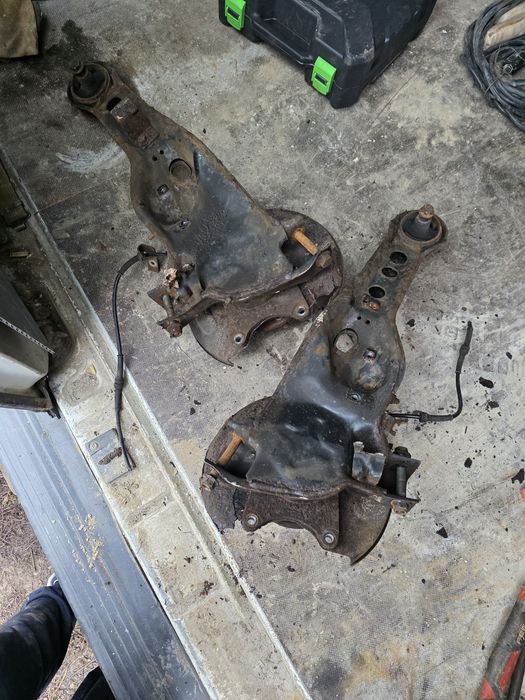 Основни задни носачи за Mitsubishi Carisma