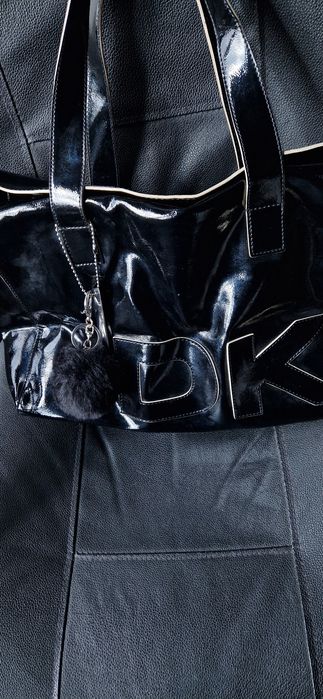 Оригинална лачена чанта DKNY