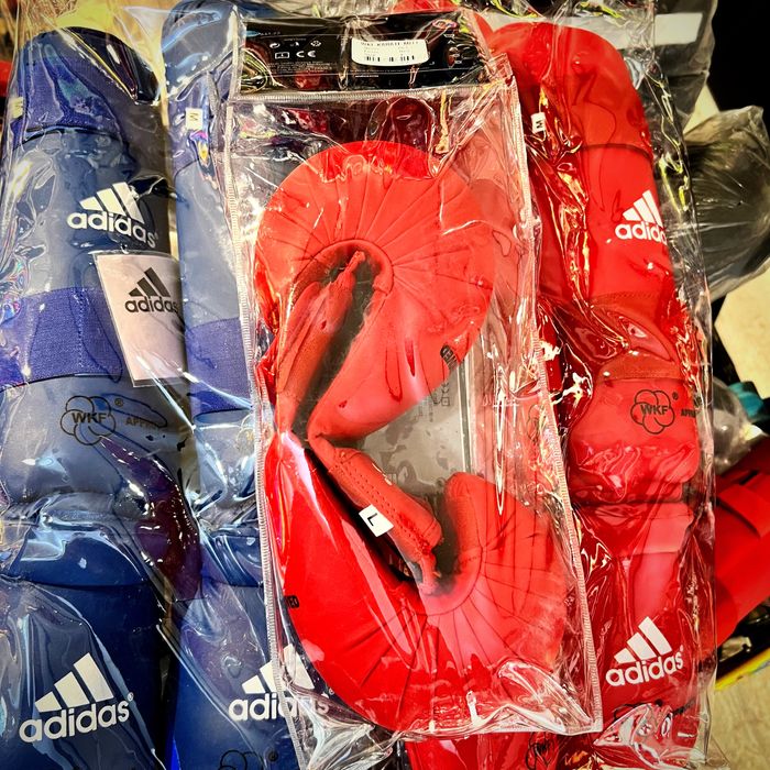 Футы и перчатки для каратэ WKF