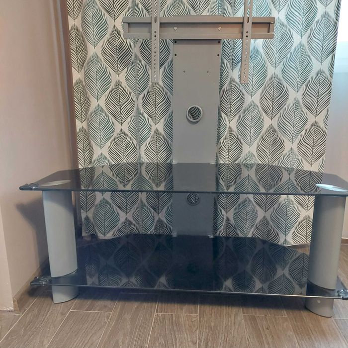 стъклена маса за телевизор