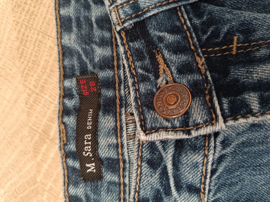 Страхотен деним с бродерия и накъсан ефект