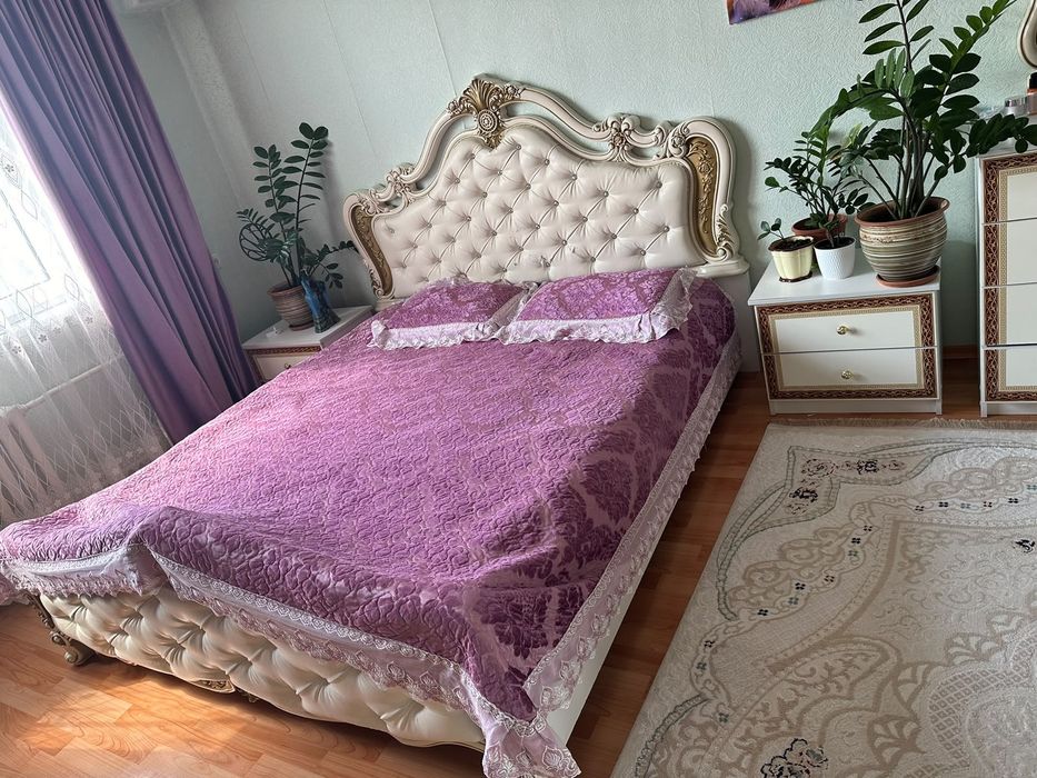 Продам спальный гарнитур с матрасом и двумя прикроватными тумбами
В х