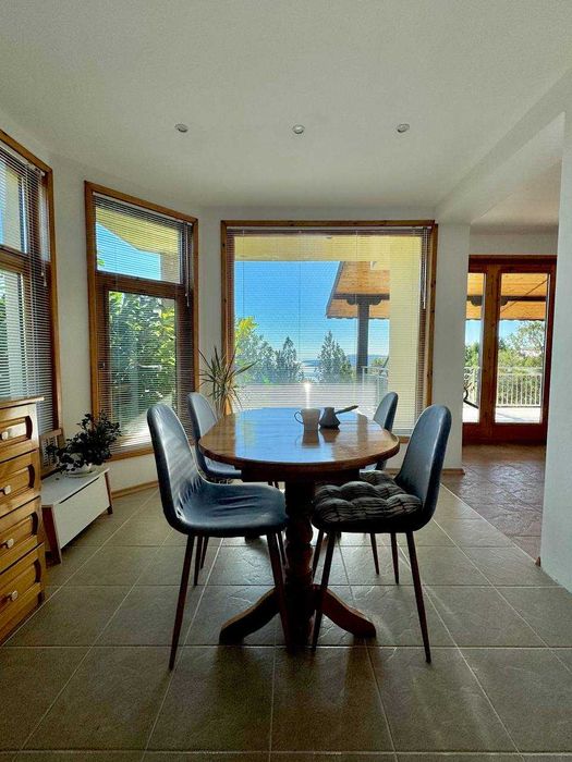 Къща с басейн и морска панорама в Балчик