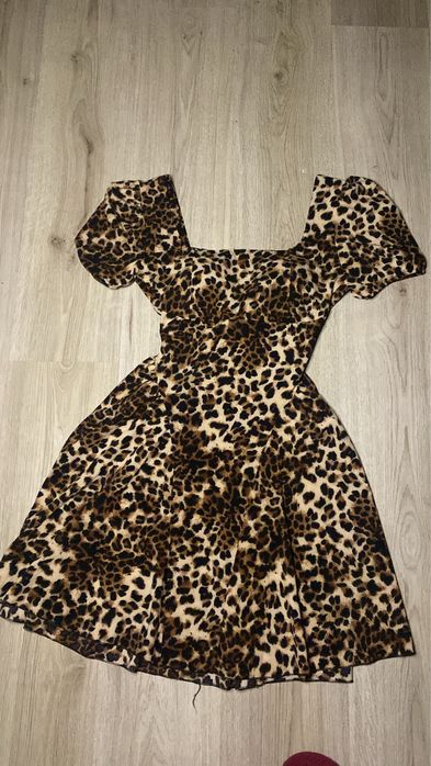 Леопардова рокля с отворен гръб
