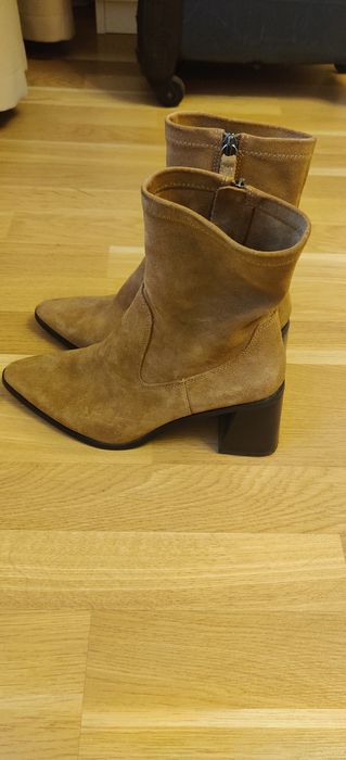 Ghete din piele întoarsă, brand Zara, mărimea 38, culoare bej/maro