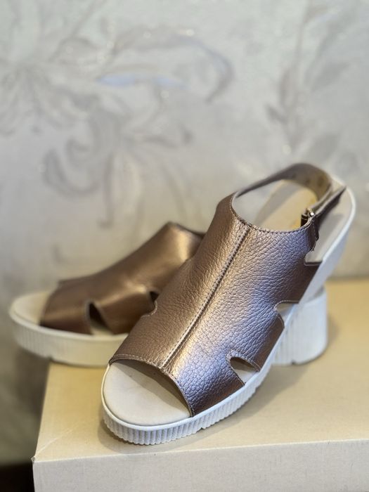 Женские босоножки