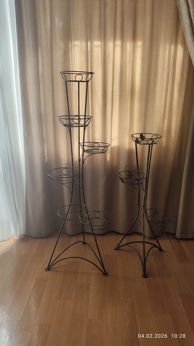 Продам две подставки для цветов