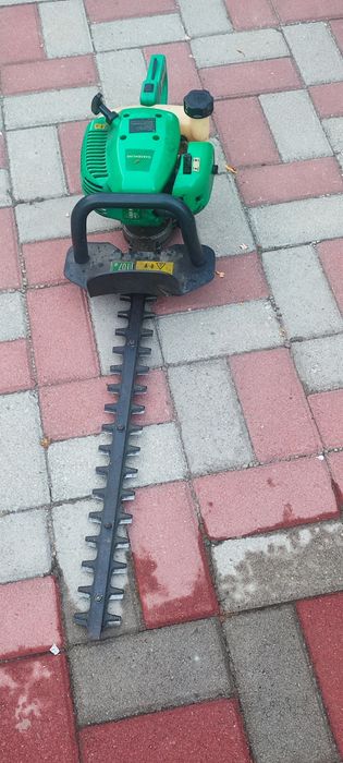 Mașina tuns gard viu