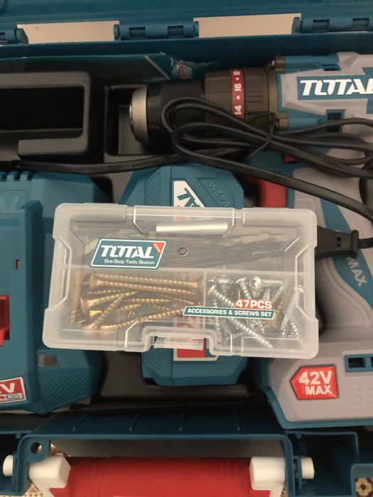 Шруповерт дрел total