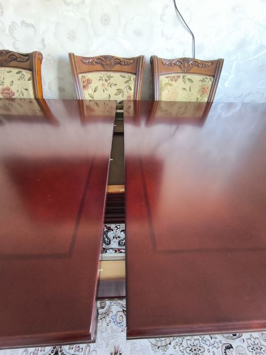 Стол со стульями