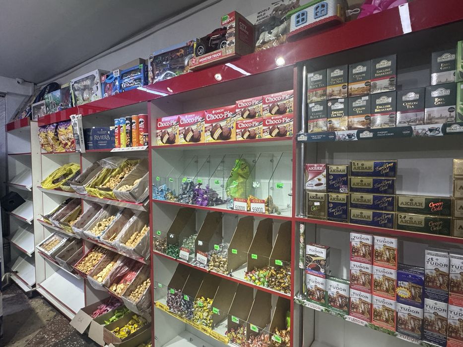 SROCHNO Prodayotsa vitrina polka dlya magazinov