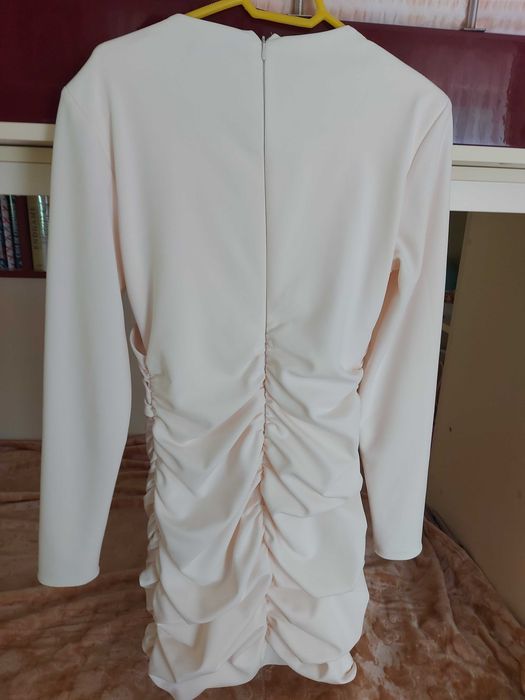 Rochie de seara ideala pentru o ocazie speciala. Cambrata pe corp, cu un design special