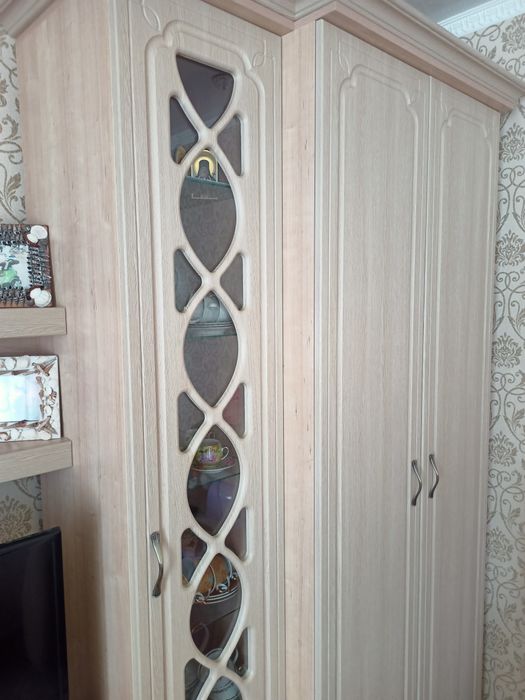 Продам стенку  фабрика Мерей + стол книжка