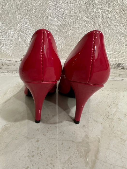 Pantofii sunt eleganti. Marimea 37