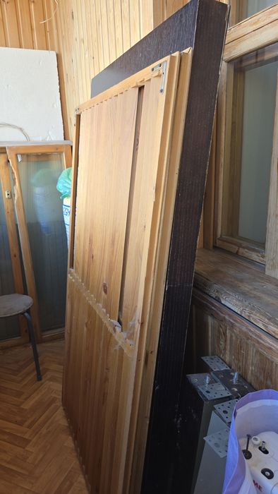 Отдам бесплатно деревянные окна от балкона