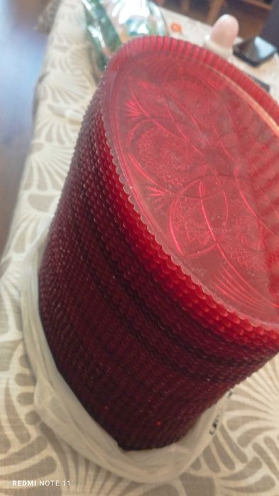 Пластмасови червени Чинии