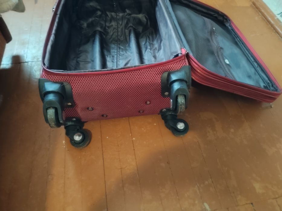 Чемодан небольшой но колёсиках