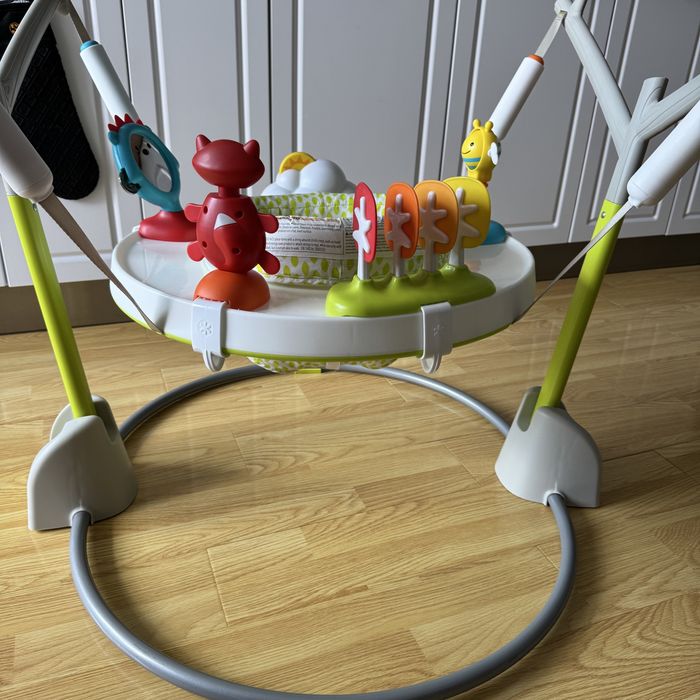 Jumper interactiv pliabil Skip Hop centru activitati saritor bouncer pt bebelusi cu jucarii muzica si lumini