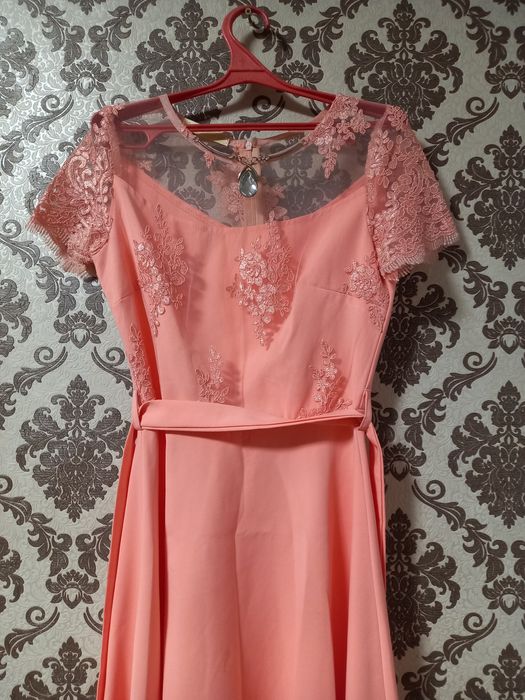 Продам красивые два платья и пиджак