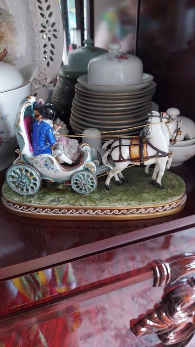 Шикарная статуэтка карета с лошадьми  Италия