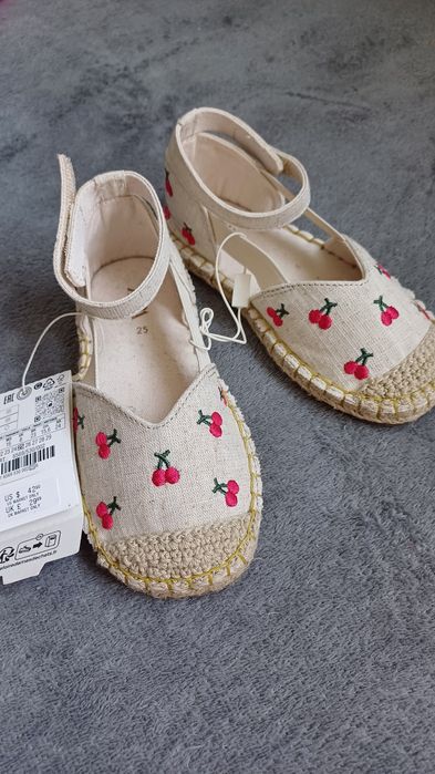 Детски сандали нови