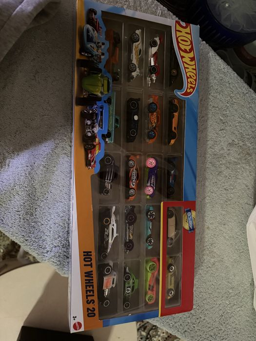 Машинки Hot wheels новые запакованые машинки