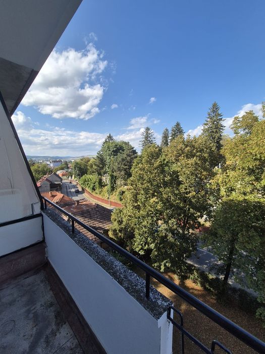 Închiriez apartament cu 2 camere in zona centrală