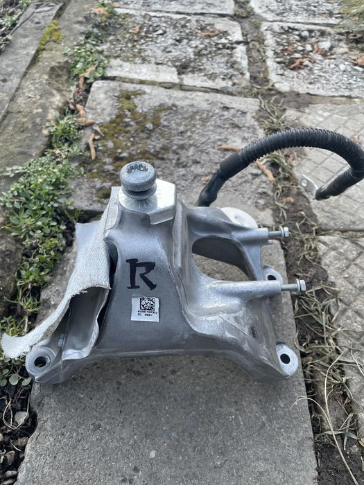 Оригинален десен държач Audi A4 B9 на двигателя 4M0 199 308 BL