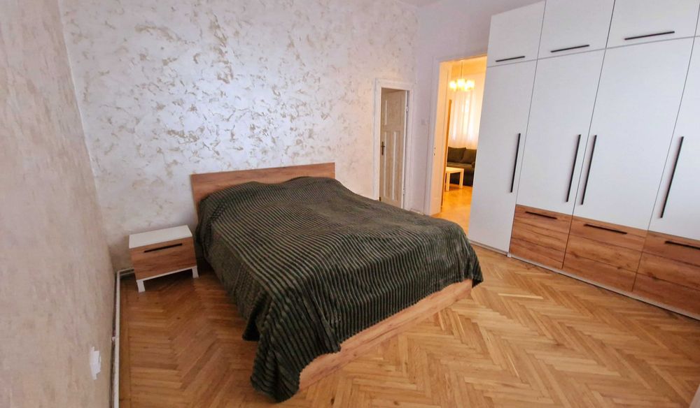 Inchiriez ultracentral apartament 2 camere si dining la parter de casa cu curte - loc de parcare inclus-  Bucuresti  zona Piata Muncii