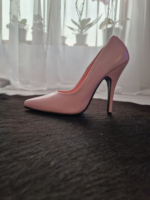 Pantofi cu toc noi