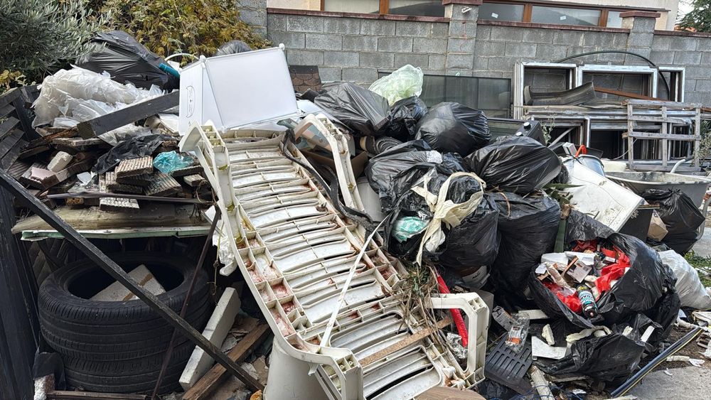 Ridicare evacuare debarasare deseuri și moloz